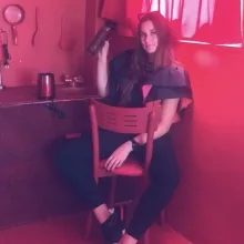 Dyt. Alara Gençoğlu — Diyetisyen. Portre fotoğrafı.