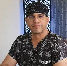 Dr. Mesut Ayyıldız — Sertifikalı Medikal Estetik. Portre fotoğrafı.