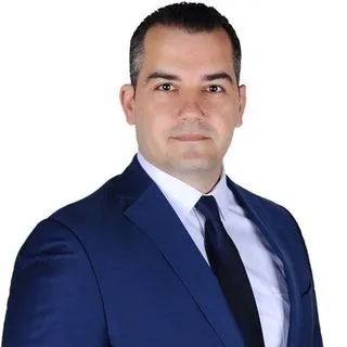 Prof. Dr. Selçuk Özdoğan — Beyin Ve Sinir Cerrahisi, İstanbul. Portre fotoğrafı.