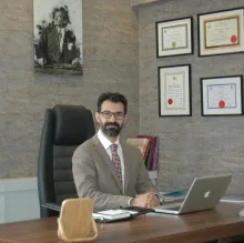 Doç. Dr. Gökhan Temiz — Plastik Rekonstrüktif Ve Estetik Cerrahi, İstanbul. Portre fotoğrafı.