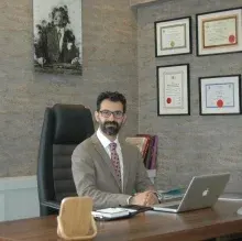 Doç. Dr. Gökhan Temiz — Plastik Rekonstrüktif Ve Estetik Cerrahi, İstanbul. Portre fotoğrafı.
