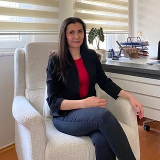 Psk. Yağmur Akbaş Atmaca — Psikoloji, Denizli. Portre fotoğrafı.