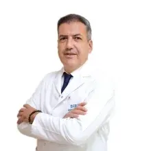 Prof. Dr. Cüneyt Koçaş — Kardiyoloji, Küçükçekmece, İstanbul. Portre fotoğrafı.