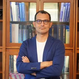Prof. Dr. Osman Kelahmetoğlu — Plastik Rekonstrüktif Ve Estetik Cerrahi, İstanbul. Portre fotoğrafı.