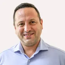 Dr. Öğr. Üyesi Çağlar Jaicks — Çocuk ve Ergen Psikiyatrisi. Portre fotoğrafı.