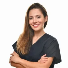 Dt. Sinem Karakaş — Diş Hekimi, İstanbul. Portre fotoğrafı.