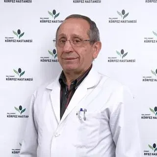 Uzm. Dr. Orhan Yener — Dermatoloji. Portre fotoğrafı.