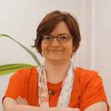 Op. Dr. Semra Özer — Kadın Hastalıkları Ve Doğum, İstanbul. Portre fotoğrafı.