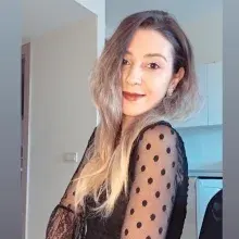 Dyt. Ayşe Özgül — Diyetisyen. Portre fotoğrafı.