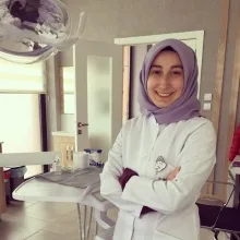 Dt. Hilal Melek Akçay — Diş Hekimi, Konya. Portre fotoğrafı.