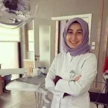 Dt. Hilal Melek Akçay — Diş Hekimi, Konya. Portre fotoğrafı.