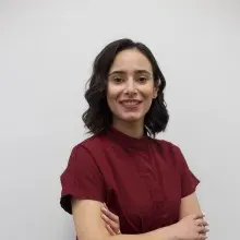 Dt. Özge Duva Yeleser — Diş Hekimi, İzmir. Portre fotoğrafı.