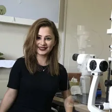 Op. Dr. Nazife Aşıkgarip — Göz Hastalıkları, Ankara. Portre fotoğrafı.