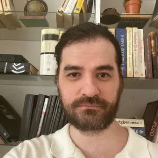 Uzm. Psk. Furkan Arı — Psikoloji, Şişli, İstanbul. Portre fotoğrafı.