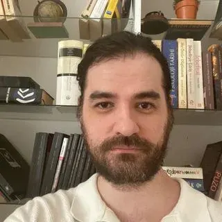Uzm. Psk. Furkan Arı — Psikoloji, Şişli, İstanbul. Portre fotoğrafı.
