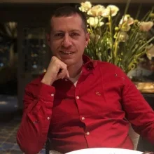 Op. Dr. Kadir Fatih Uçar — Kadın Hastalıkları Ve Doğum, İzmir. Portre fotoğrafı.