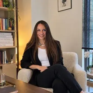 Kl. Psk. Dr. Ceren Gülşah Demir — Psikoloji, İstanbul. Portre fotoğrafı.
