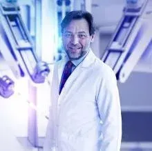 Prof. Dr. Tibet Erdoğru — Üroloji, Beşiktaş, İstanbul. Portre fotoğrafı.