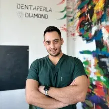 Dt. Duha Serttaş — Diş Hekimi, İzmir. Portre fotoğrafı.