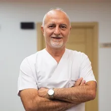 Op. Dr. Hayati Türker — Göz Hastalıkları, Karşıyaka, İzmir. Portre fotoğrafı.
