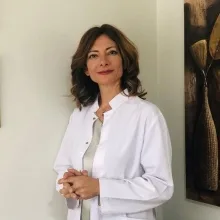 Op. Dr. Hülya Aydoğmuş — Kadın Hastalıkları Ve Doğum, İstanbul. Portre fotoğrafı.