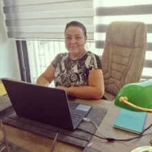 Uzm. Dr. Selin Çelik — Nöroloji, Antalya. Portre fotoğrafı.