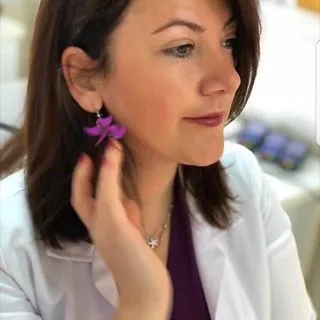 Dt. Rabia Kuşçuoğlu — Diş Hekimi, Çekmeköy, İstanbul. Portre fotoğrafı.