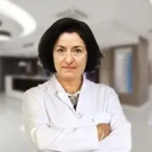 Op. Dr. Tümay Özçam — Göz Hastalıkları, Konak, İzmir. Portre fotoğrafı.