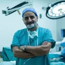 Prof. Dr. Erol Taşdemiroğlu — Beyin Ve Sinir Cerrahisi, İstanbul. Portre fotoğrafı.