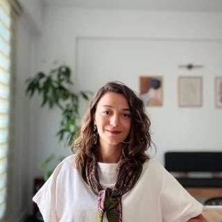 Kl. Psk. Dr. Duygu Cantekin — Psikoloji, İzmir. Portre fotoğrafı.