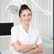 Uzm. Dt. Elif Altıok — Mersin. Portre fotoğrafı.