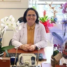 Doç. Dr. Fatma Şen — Tıbbi Onkoloji, Zeytinburnu, İstanbul. Portre fotoğrafı.
