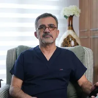Op. Dr. Ömer Keven — Plastik Rekonstrüktif Ve Estetik Cerrahi, İstanbul. Portre fotoğrafı.