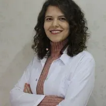 Dyt. Ayşe Ece Şenfırat — Diyetisyen, Aydın. Portre fotoğrafı.