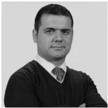 Dr. Öğr. Üyesi Selim Ünsal — Dil ve Konuşma Terapisi, İzmir. Portre fotoğrafı.
