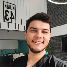 Dt. Furkan Tunç — Diş Hekimi, Bursa. Portre fotoğrafı.