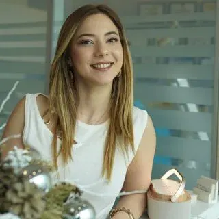 Dr. Dt. Ece Büyükbaşaran Akçay — Ataşehir, İstanbul. Portre fotoğrafı.