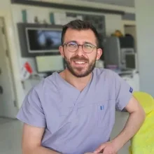 Dt. Emre Can Mındık — Diş Hekimi, İstanbul. Portre fotoğrafı.