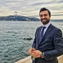 Dr. Dt. Uğur Sorkun — Ağız Diş Ve Çene Cerrahisi, Bakırköy, İstanbul. Portre fotoğrafı.