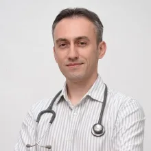 Uzm. Dr. Yusuf Üzüm — İç Hastalıkları, Bayraklı, İzmir. Portre fotoğrafı.
