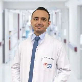 Op. Dr. Deniz Şimşek — Kadın Hastalıkları Ve Doğum, Osmangazi, Bursa. Portre fotoğrafı.