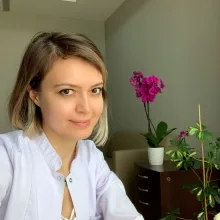 Doç. Dr. Başak Mansız Kaplan — Fiziksel Tıp Ve Rehabilitasyon, Ankara. Portre fotoğrafı.