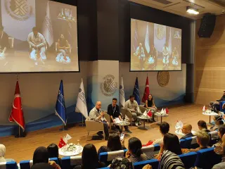 Dkt. Hatice Koleri Gümüşlüoğlu profilinde yer alan galeri fotoğrafı.