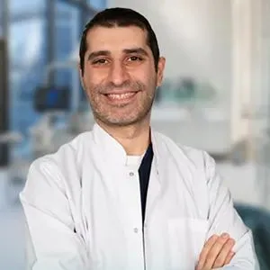 Dr. Dt. Levent Uslucan — Ağız Diş Ve Çene Cerrahisi, İstanbul. Portre fotoğrafı.
