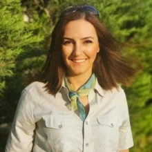 Uzm. Dr. Deniz Türe — Aile Hekimliği, Bursa. Portre fotoğrafı.