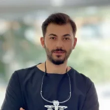 Dt. Derviş Harbi — Diş Hekimi, İstanbul. Portre fotoğrafı.