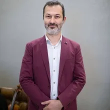 Uzm. Dr. Melih Alömeroğlu — Tıbbi Patoloji, İstanbul. Portre fotoğrafı.