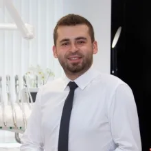 Uzm. Dt. Oğuzhan Sunar — İstanbul. Portre fotoğrafı.