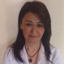 Uzm. Dr. Ayşe Summak — İç Hastalıkları, Şişli, İstanbul. Portre fotoğrafı.