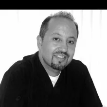 Dr. Amir Alagha — İzmir. Portre fotoğrafı.